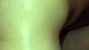 socando forte na bucetinha molhada da novinha