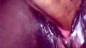 socando forte na bucetinha molhada da novinha