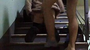 俄罗斯少女能应付第一次激烈肛交和大鸡巴吗？