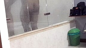 In a hotel bathtub, the argentinian girl fucks and sucks, giving a great ride