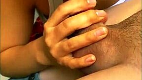 la tierna amiga de la universidad se quedó en el apartamento de su amigo después de una noche de estudio pero terminaron explorando algo más que los libros