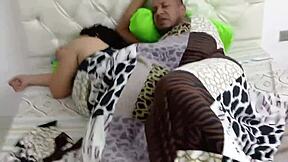 busco refugio en la polla de mi padrastro y me chorrea mi coño con su rica leche-1 parte-