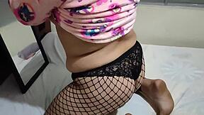 tío y hermanastra voy al cuarto de mi sobrina la consigo tomándose fotos eróticas para su novio deja que me la folle para que no le diga a sus padre casi nos pilla