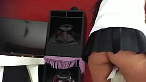 辣妹学生在上课前享受激烈舔阴