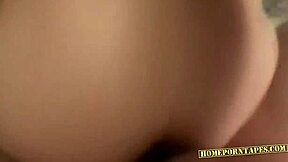 娇小棕发妹弯腰后入式接受男友大鸡巴，自制乐趣。