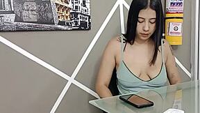 estoy muy cachonda, llamo al tecnico y lo seduzco para follar