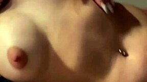 巨臀美女健身房厕所忍不住湿湿自慰冲动