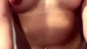 巨臀美女健身房厕所忍不住湿湿自慰冲动