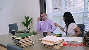 谁来满足继父Ariana Starr和Sandy Love？