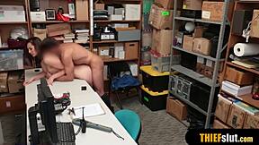 店窃18+少女监控抓到店内事件