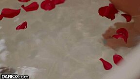 嘿宝贝，想不想加入浴缸来个惊喜？