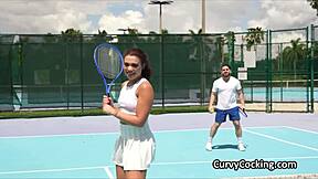 卷发黑人小野猫网球赛后涂油骑乘大屌狂摇