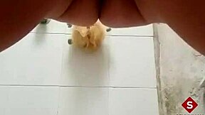 Calentándome en la bañera metiendo los dedos