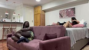 minha novinha trouxe a amiga chocolate pra casa e eu comi ela escondido enquanto o rádio tocava