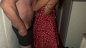 Mature bodybuilder deepthroats petite teen in cuckold scene!