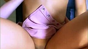 la colegial más seductora invitó a su compañero de clases a casa para enseñarle técnicas especiales y tuvieron una noche de pasión