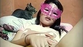 Babycats享受双假阳具玩弄湿润张开的紧小穴，亚洲少女用力喷水