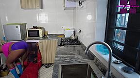 修大屁股邻居微波炉超爽！