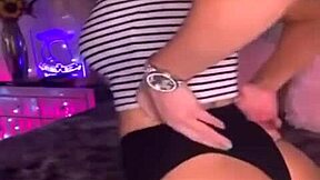 hot teen shaking ass on webcam