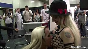 柏林Venus展上看到俩18+妹子超骚表演