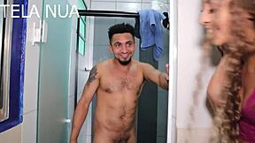 foi visitar o amigo viu ele pelado saindo do banho e foi logo admirando o tamanho da jeba dele completo no red
