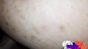 嘿，看看这个操学院场景，女孩后入式得到巨屌。