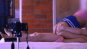 La estudiante universitaria exploraba sus fantasías más salvajes junto a su amiga en el apartamento