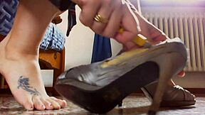 Italian teen 18+ in heels and stockings crushes feet fetish