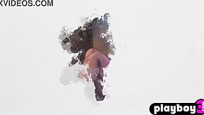 娇小少女Sophie户外穿性感内衣摆姿势