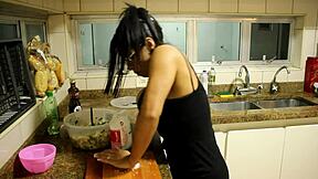 a esposa prepara o jantar e recebe uma massagem completa depois