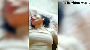 Milf Super Hermosa Es Follada a Cuatro Patas y Aceitada Su Vagina en Posición del Pollo Asado Full Gemidos Fuertes