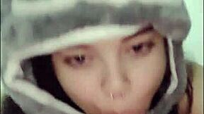 Novinha deepthroats in 69 with white moon.