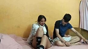 colegiala caliente llama a su compañero de clase para tener sexo con el mientras no hay nadie ella tiene su vagina caliente y tiene ganas de sentir una gran verga dentro de su vagina porno