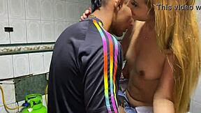 Hijastro Atrapado Viendo a Madrastra Estirarse en Yoga