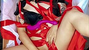 盒子里甜美狐狸精用粗黑假屌自慰到高潮