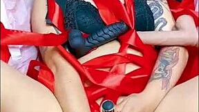 盒子里甜美狐狸精用粗黑假屌自慰到高潮