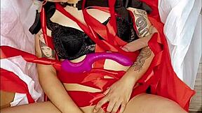 盒子里甜美狐狸精用粗黑假屌自慰到高潮