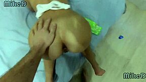 爽完后在女友胸上射精