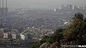 年轻继妹Bella Rico与大黑鸡巴疯狂三人行