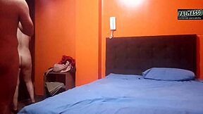 me follo a la mama de mi amigo apenas la vi sola tuvimos una charla rapida ella me tiene ganas le gustan los jovenes charlamos hasta en el baño y se conto su historia