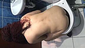 me follo a la mama de mi amigo apenas la vi sola tuvimos una charla rapida ella me tiene ganas le gustan los jovenes charlamos hasta en el baño y se conto su historia