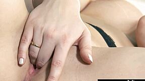 金发美女丝袜自慰狂喷高潮