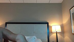 娇小纹身女人被粗暴操