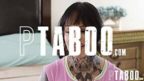 Natasha Nice和Karen在大奶子上涂抹精油 😏