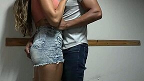 大奶拉丁妹父母停车场弯腰后入巨屌