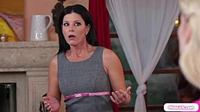 uhh bride n bridesmaid gettin licked by grooms in hot 3some