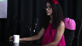 Espaguete Transsexual Sheer Red fulfills clients' fetish as dominatrix and submissive