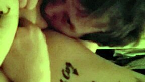 狂舔Lyn湿漉漉骚屄和屁眼！