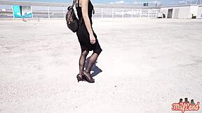 Amelia, veux-tu qu'on défonce ta petite chatte bien fort? Part 1 est là!