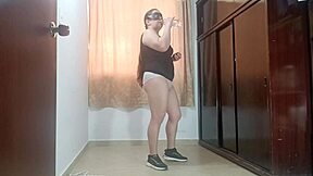 ESPOSA PUTA LATINA HACE EJERCICIO EN CALZONES DE ABUELA Y AL FINAL SE LOS QUITA QUE ZORRA